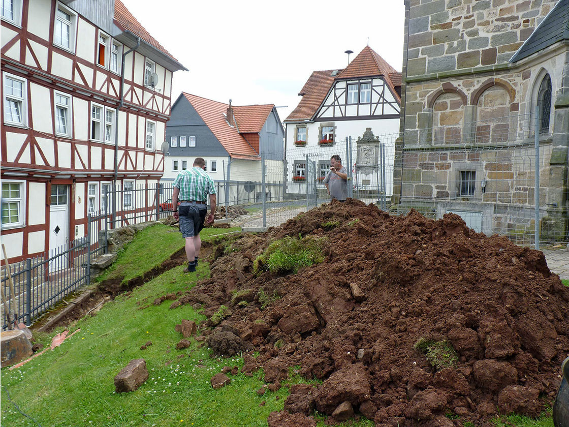 Kanalisierungsarbeiten an St. Crescentius (Foto: Karl-Franz Thiede)